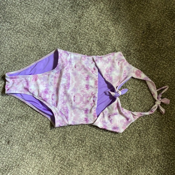 Canadian made one piece with cut outs - Picture 2 of 4